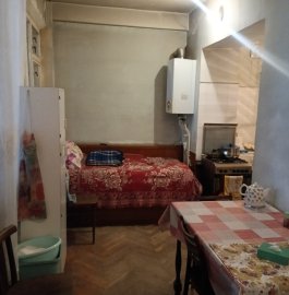 4-комн. квартира на ул. Абовяна в центре, 135 кв.м., 3/5 этаж, высокие потолки, каменное здание