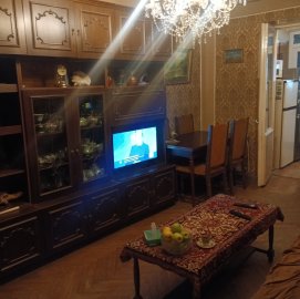 4-комн. квартира на ул. Абовяна в центре, 135 кв.м., 3/5 этаж, высокие потолки, каменное здание