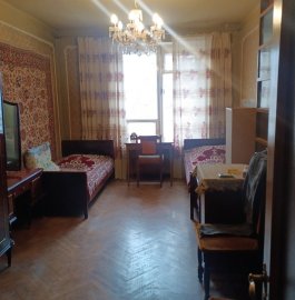 4-комн. квартира на ул. Абовяна в центре, 135 кв.м., 3/5 этаж, высокие потолки, каменное здание