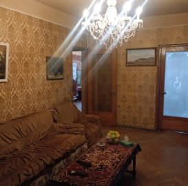 4-комн. квартира на ул. Абовяна в центре, 135 кв.м., 3/5 этаж, высокие потолки, каменное здание