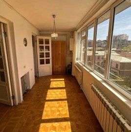 2-комн. квартира на ул. Туманяна в центре, 80 кв.м., 6/10 этаж, высокие потолки, каменное здание