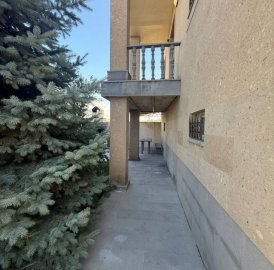 Двухэтажный каменный дом в Аштараке, 330 кв.м.