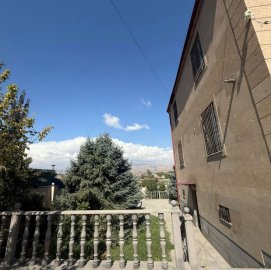 Двухэтажный каменный дом в Аштараке, 330 кв.м.