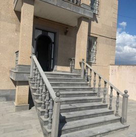 Двухэтажный каменный дом в Аштараке, 330 кв.м.