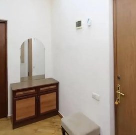 2-комн. квартира на ул. Туманяна в центре, 40 кв.м., предпоследний этаж, высокие потолки