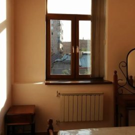 2-комн. квартира на ул. Туманяна в центре, 40 кв.м., предпоследний этаж, высокие потолки