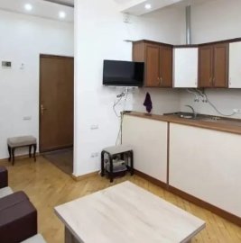 2-комн. квартира на ул. Туманяна в центре, 40 кв.м., предпоследний этаж, высокие потолки