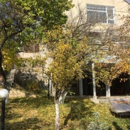 Трёхэтажный каменный дом, Арзакан в Арзакане, 330 кв.м., 3+ ванные, капитальный