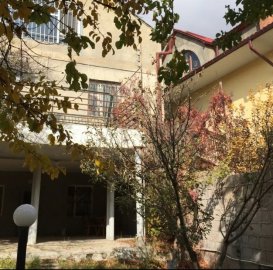 Трёхэтажный каменный дом, Арзакан в Арзакане, 330 кв.м., 3+ ванные, капитальный