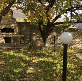 Трёхэтажный каменный дом, Арзакан в Арзакане, 330 кв.м., 3+ ванные, капитальный