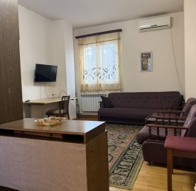 2-комн. квартира на пр. Маштоца в центре, 55 кв.м., 2/2 этаж, высокие потолки, каменное здание