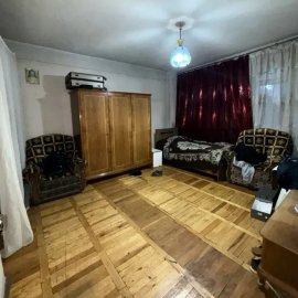 4-комн. квартира, улица в Арташате, 114 кв.м., предпоследний этаж, высокие потолки, каменное здание