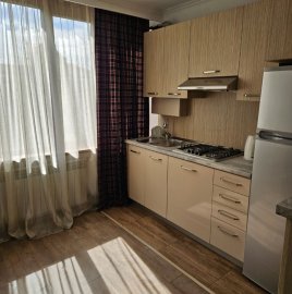 2-комн. квартира на ул. Сарьяна в центре, 50 кв.м., 2/7 этаж, евроремонт, каменное здание