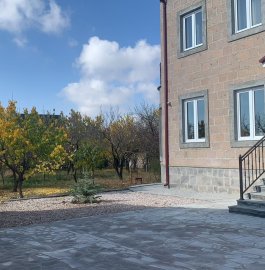 Двухэтажный каменный дом, улица Багреванда в Джрвеже, 200 кв.м., 2 ванные