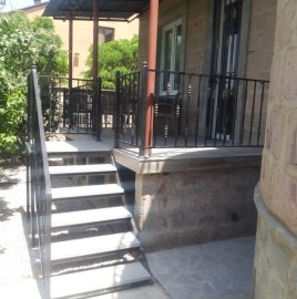 Двухэтажный каменный дом, улица Багреванда в Джрвеже, 200 кв.м., 2 ванные