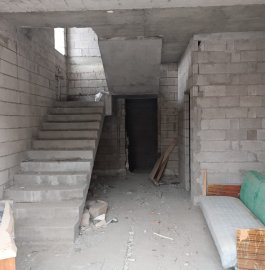 Трёхэтажный дом, улица Хачатура Абовяна в Ариндже, 280 кв.м., 3+ ванные