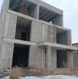 Трёхэтажный дом, улица Хачатура Абовяна в Ариндже, 280 кв.м., 3+ ванные