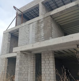 Трёхэтажный дом, улица Хачатура Абовяна в Ариндже, 280 кв.м., 3+ ванные