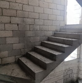 Трёхэтажный дом, улица Хачатура Абовяна в Ариндже, 280 кв.м., 3+ ванные