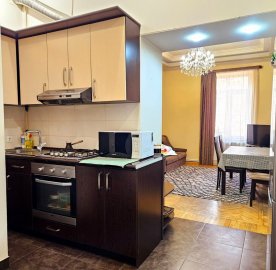 3-комн. квартира на ул. Пушкина в центре, 68 кв.м., 2/4 этаж, высокие потолки, каменное здание