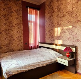 3-комн. квартира на ул. Пушкина в центре, 68 кв.м., 2/4 этаж, высокие потолки, каменное здание