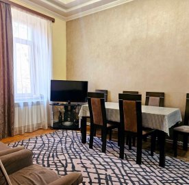 3-комн. квартира на ул. Пушкина в центре, 68 кв.м., 2/4 этаж, высокие потолки, каменное здание