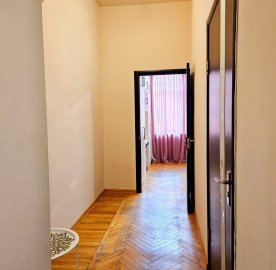 3-комн. квартира на ул. Пушкина в центре, 68 кв.м., 2/4 этаж, высокие потолки, каменное здание