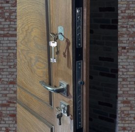 Մետաղյա մուտքի դուռ Cinnewood երկու փականով