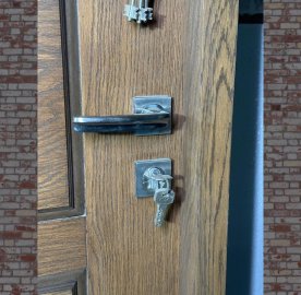 Մետաղյա մուտքի դուռ Cinnewood երկու փականով