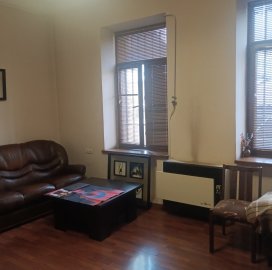 Продается земельный участок под жилую застройку в центре Еревана с расположенными на нем двумя домами.