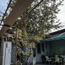 Продается земельный участок под жилую застройку в центре Еревана с расположенными на нем двумя домами.