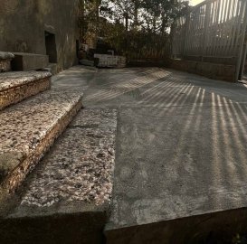 Продается земельный участок под жилую застройку в центре Еревана с расположенными на нем двумя домами.