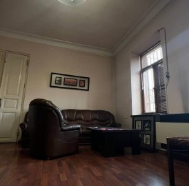 Продается земельный участок под жилую застройку в центре Еревана с расположенными на нем двумя домами.