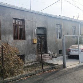 Продается земельный участок под жилую застройку в центре Еревана с расположенными на нем двумя домами.