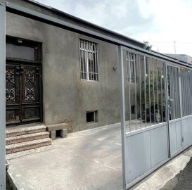 Продается земельный участок под жилую застройку в центре Еревана с расположенными на нем двумя домами.