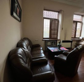 Продается земельный участок под жилую застройку в центре Еревана с расположенными на нем двумя домами.