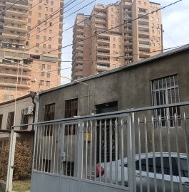 Продается земельный участок под жилую застройку в центре Еревана с расположенными на нем двумя домами.