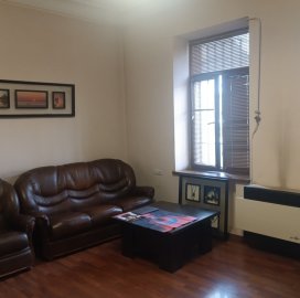 Продается земельный участок под жилую застройку в центре Еревана с расположенными на нем двумя домами.