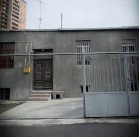 Продается земельный участок под жилую застройку в центре Еревана с расположенными на нем двумя домами.