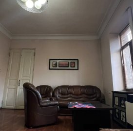 Продается земельный участок под жилую застройку в центре Еревана с расположенными на нем двумя домами.