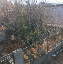 Трёхэтажный каменный дом на ул. Тигран Петросян в Дзорахбюре, 205 кв.м., 2 ванные