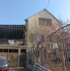 Трёхэтажный каменный дом на ул. Тигран Петросян в Дзорахбюре, 205 кв.м., 2 ванные