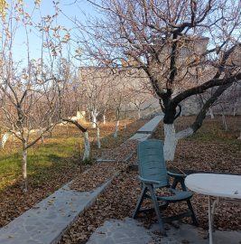 Трёхэтажный каменный дом на ул. Тигран Петросян в Дзорахбюре, 205 кв.м., 2 ванные