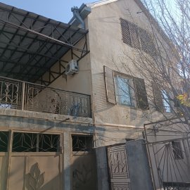 Трёхэтажный каменный дом на ул. Тигран Петросян в Дзорахбюре, 205 кв.м., 2 ванные