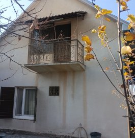 Трёхэтажный каменный дом на ул. Тигран Петросян в Дзорахбюре, 205 кв.м., 2 ванные