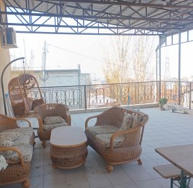 Трёхэтажный каменный дом на ул. Тигран Петросян в Дзорахбюре, 205 кв.м., 2 ванные