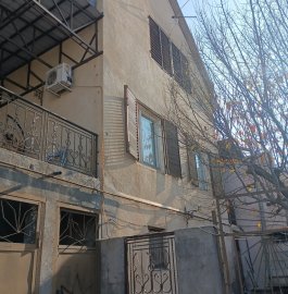 Трёхэтажный каменный дом на ул. Тигран Петросян в Дзорахбюре, 205 кв.м., 2 ванные