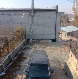 Трёхэтажный каменный дом на ул. Тигран Петросян в Дзорахбюре, 205 кв.м., 2 ванные