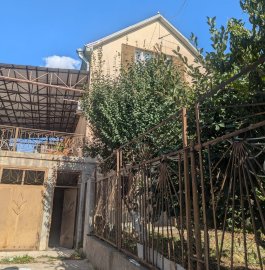 Трёхэтажный каменный дом на ул. Тигран Петросян в Дзорахбюре, 205 кв.м., 2 ванные