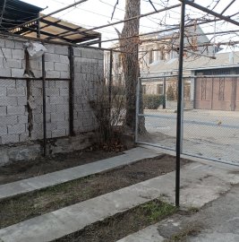 Одноэтажный каменный дом, улица Нор Ареша в Эребуни, 50 кв.м., капитальный ремонт